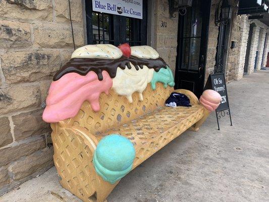 Sundae bench