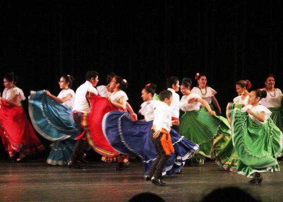 Los Lupeños Academy students performing at session recital