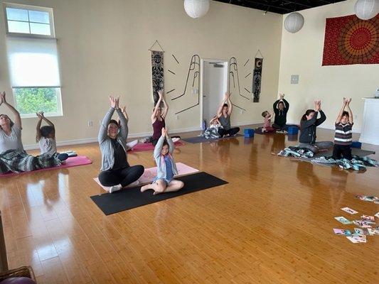 Mindful Munchkins showing us Lotus Mudra. This class is for kids from 2-9yo w/their adult. Fridays @10am.