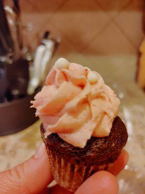 Strawberry Cream Frosting SOOOOOO GOOD