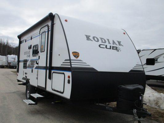 2018 Kodiak Cub 175RD, 21.5 ft. TT, Rear booth dinette, center bath, center kitchen, front queen bed. Dry weight 3300 lbs. $14,4495.