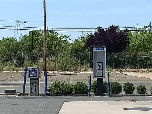 Upscale gas station they got a payphone