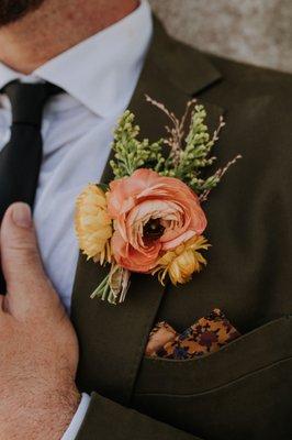 Groom's boutonniere Photo by Hunter and Light