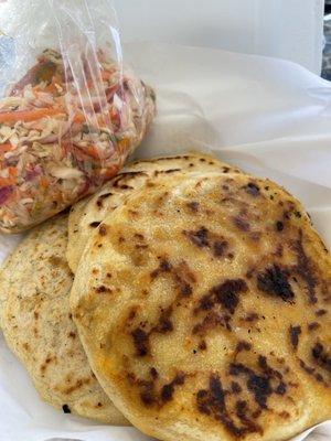 Pupusas de chicharon con queso.