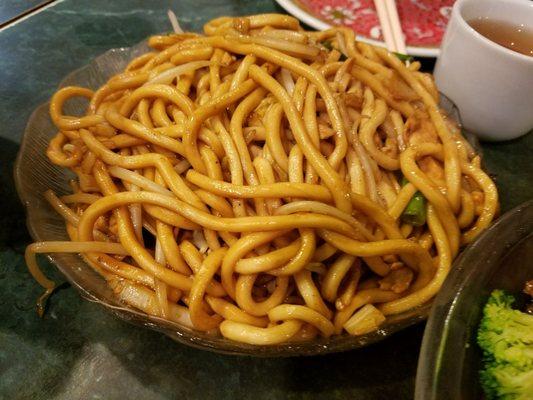 Stir fried udon noodles with chicken