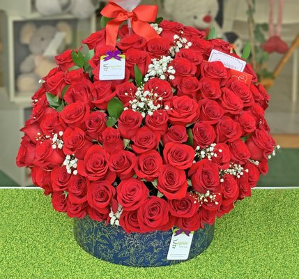 This beautiful and huge arrangement contains 100 red roses on a round base, includes a card with a personal message and a bow.