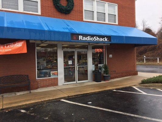 Front entrance of the Radio Shack in Prince Frederick MD