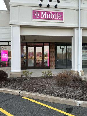 Welcome to Chester's newest T-Mobile, located at 270 US-206 Ste B160, Chester, NJ 07930