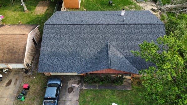 Full roof replacement in Baytown TX. Certainteed max def moire black