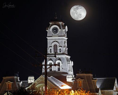 Hillsboro, Texas courthouse with large moon in the background