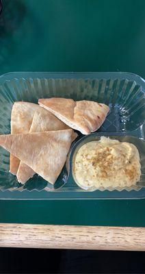 Pita and hummus (free starter)!