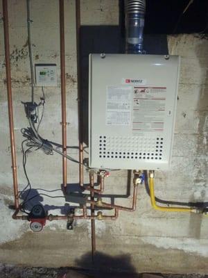 tankless water heater with thermostat recirculaing pump and hot water return line