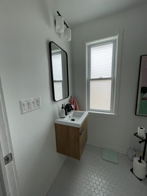 Another view of the main bathroom