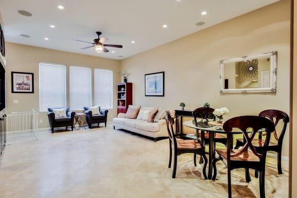 Recessed lights and ceiling fan.  The small cans are beautiful!