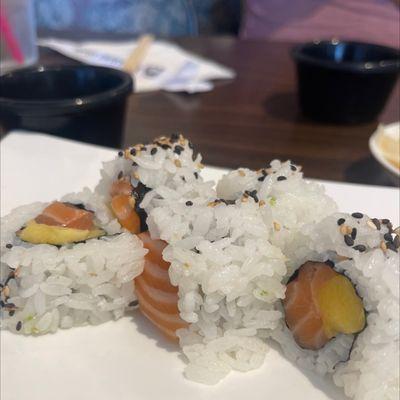 Salmon mango roll