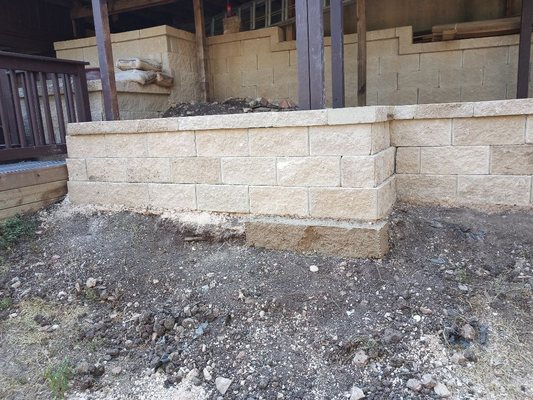 Block retaining wall