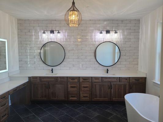 Stunning bathroom with tile backsplash