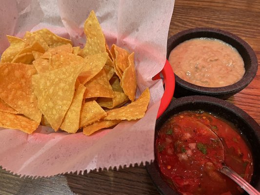 Comp chips w/ salsa and bean dip