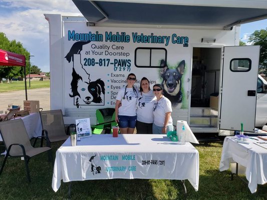 Mountain Mobile Veterinary Care holding a Vaccine Clinic.