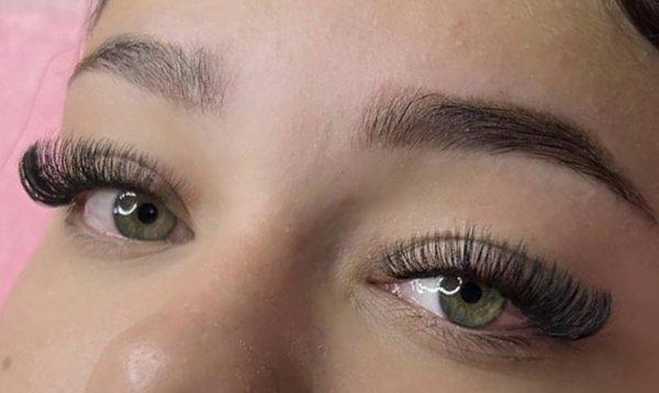 light volume eyelashes extensions cat eye