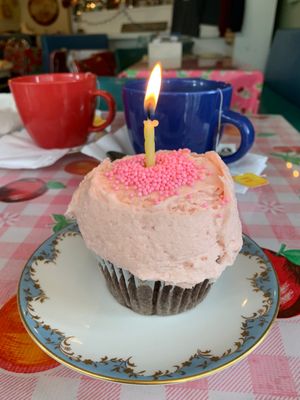 Buttercream cupcake, yes, please!