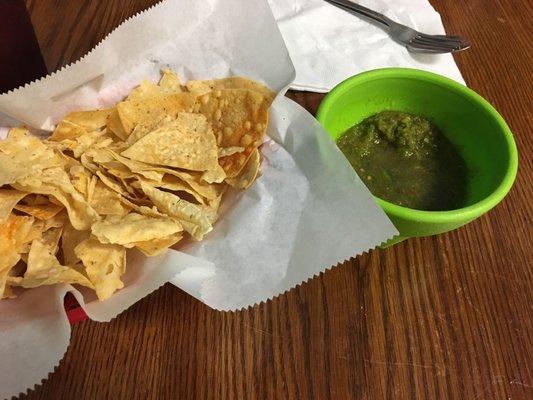 Chips and green salsa. Good amount of salt and spice!