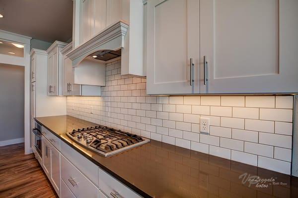 Ceramic tile brick joint backsplash