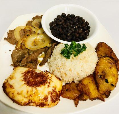 Bistec encebollado/ steak with onions