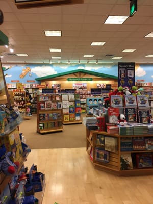 Bellingham Barnes & Noble -- Stallbrook Marketplace : 270 Hartford Avenue / Route 126, Bellingham             Interior