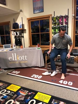 Elliott Physical Therapist Zach demonstrates foot strengthening to runners at Marathon Sports.