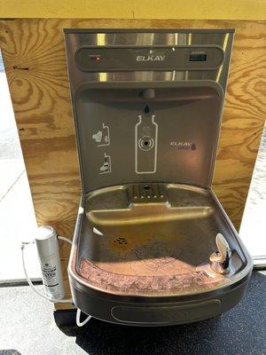 Water fountain with sludge