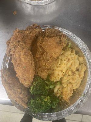 Fried chicken mac & cheese and broccoli