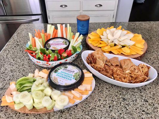 Weekend Snacks for kids- Mango slices w/ pear bites, Veggie Sticks & Dip, Garlic Pita Chips & Vegetable Pretzel Crisps - all from Baron's!