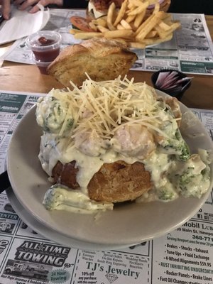 Chicken broccoli alfredo (in a bread bowl, highly recommend)