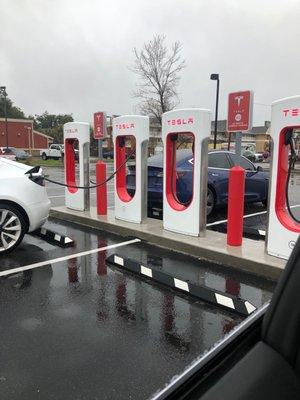 Teslsa Supercharging Station