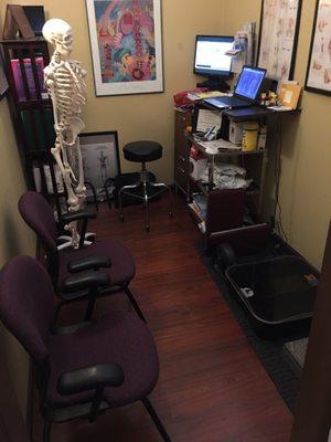 Consultation room and orthotics station with 3D laser scanner