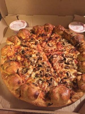 Stuffed Garlic Knot crust. Yessir