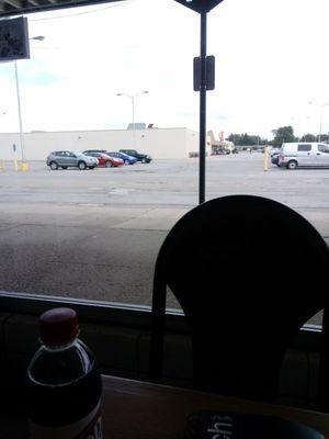 That's about it. View of the Kmart parking lot,, lighting extremely dim, one table I'd be embarrassed to have in my restaurant, 'meh' food