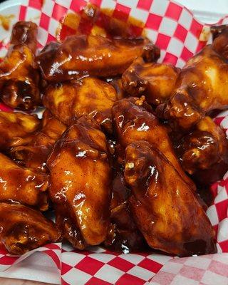 Always fresh, our BBQ chicken wings