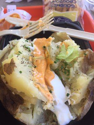 Baked potato  with sriracha and sour cream plus chives