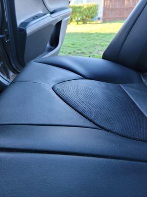 Clean of a synthetic pigmented leather seat