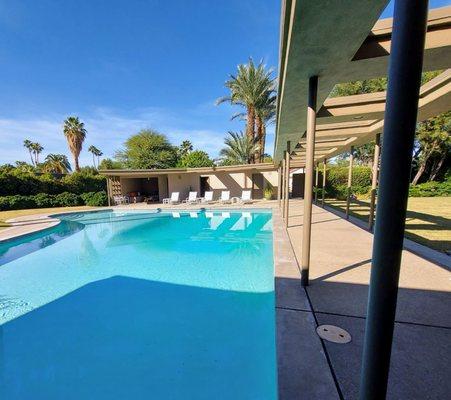 Piano shaped pool