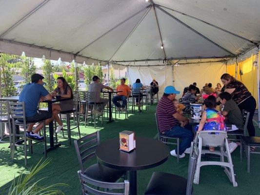 Ven y prueba nuestra riquísima comida en nuestro patio