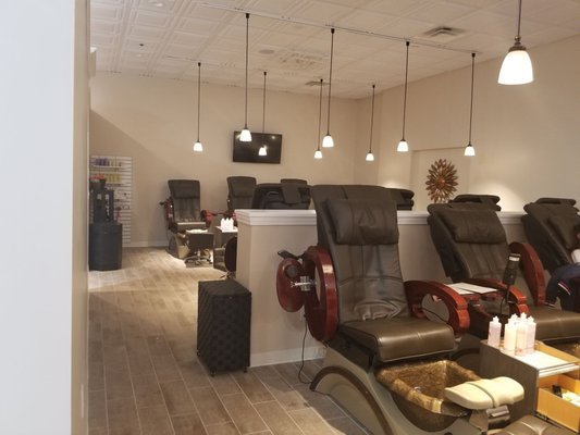 Calm and relaxing pedicure stations (massage chairs and 1-use wash basins!