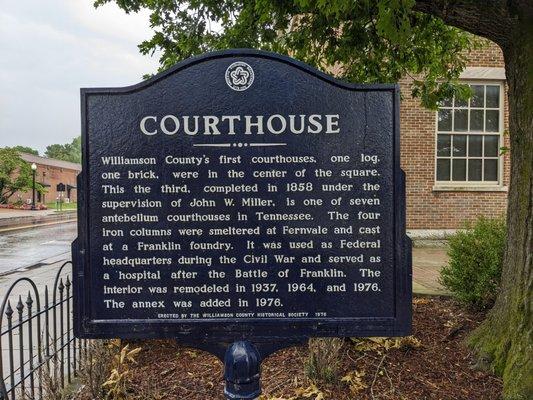 Marker in front of the Williamson County Courthouse