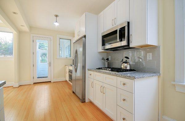 Paired with grey ceramic backsplash, you can add color and texture to complete your modern kitchen!