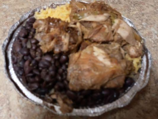 Pollo guisado (chicken stew) arroz amarillo (yellow rice) frijoles negro (black beans) to ho