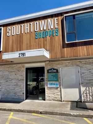 SouthTowne Shoppes building entrance.