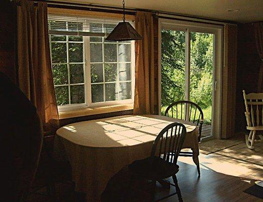 Talkeetna River Cabin, dining area