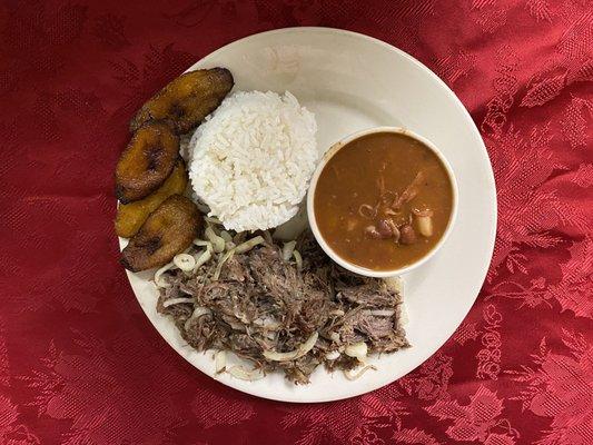 Vaca frita con arroz blanco, frijoles colorados y maduros